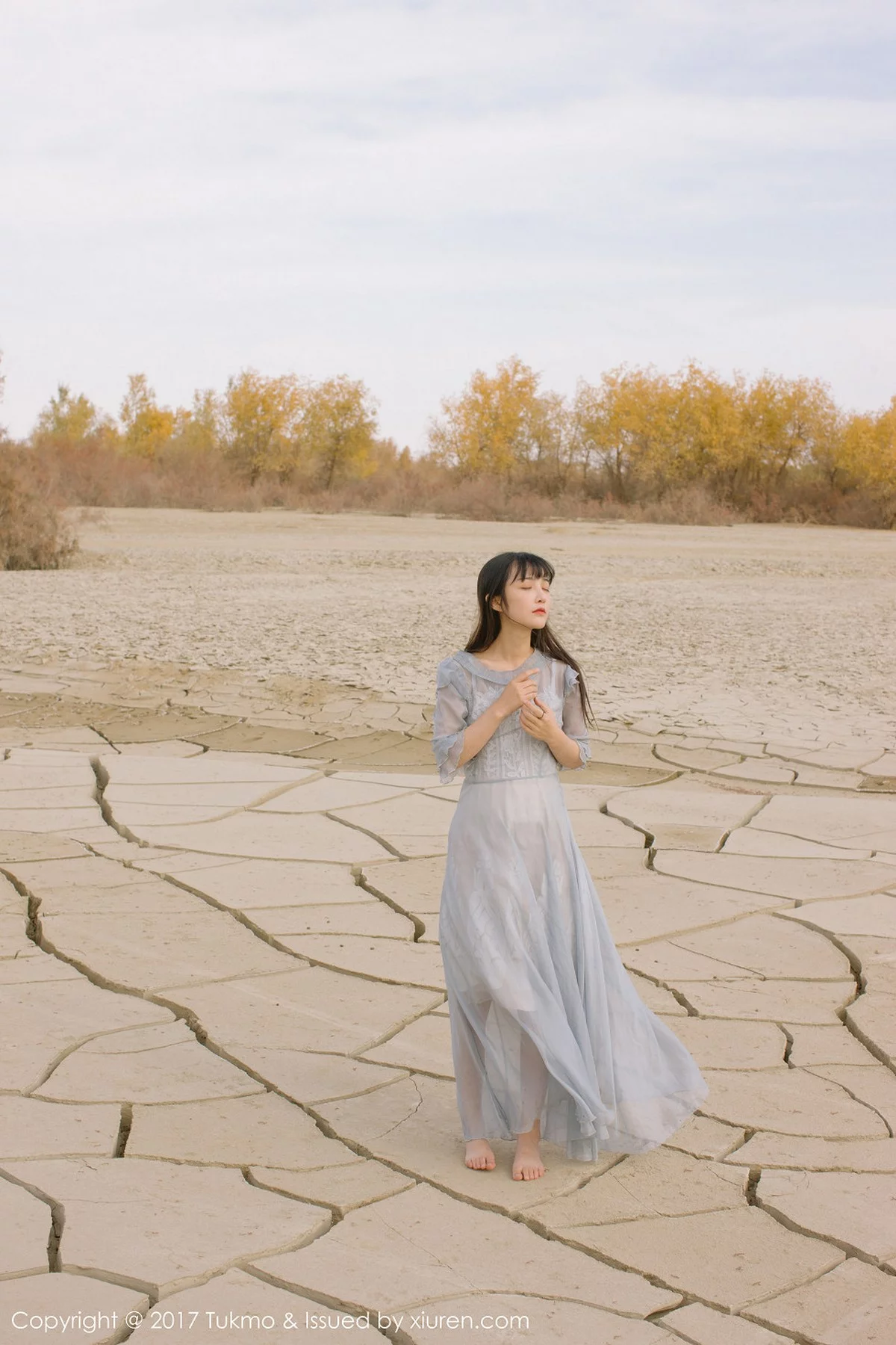 [BoLoli波萝社]Vol.104_美女主播之应沙漠旅拍清新连身裙系列唯美迷人写真40P